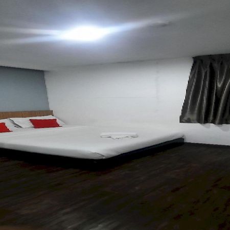 Super Oyo 90724 Rg Hotel Air Hitam المظهر الخارجي الصورة
