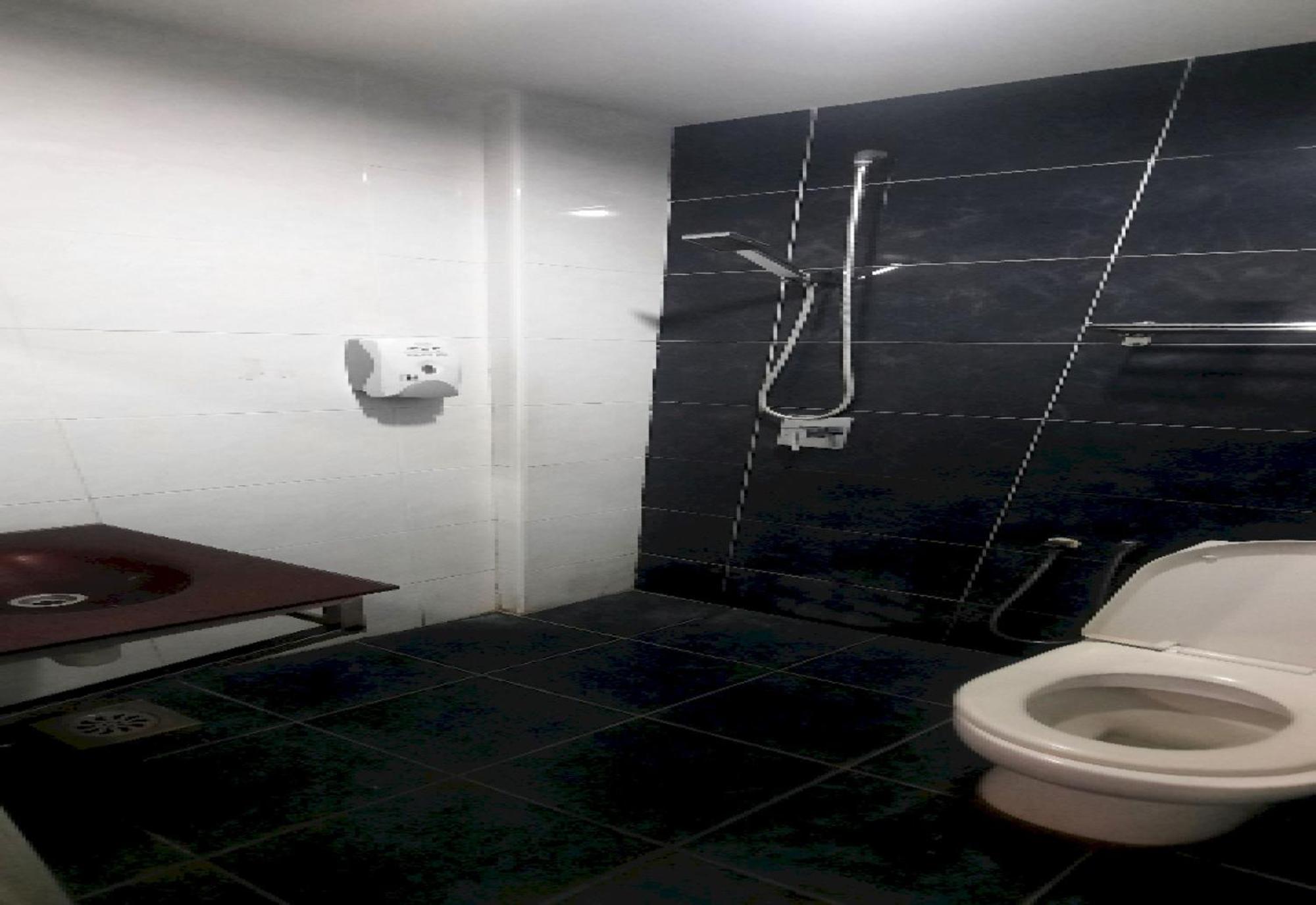 Super Oyo 90724 Rg Hotel Air Hitam المظهر الخارجي الصورة