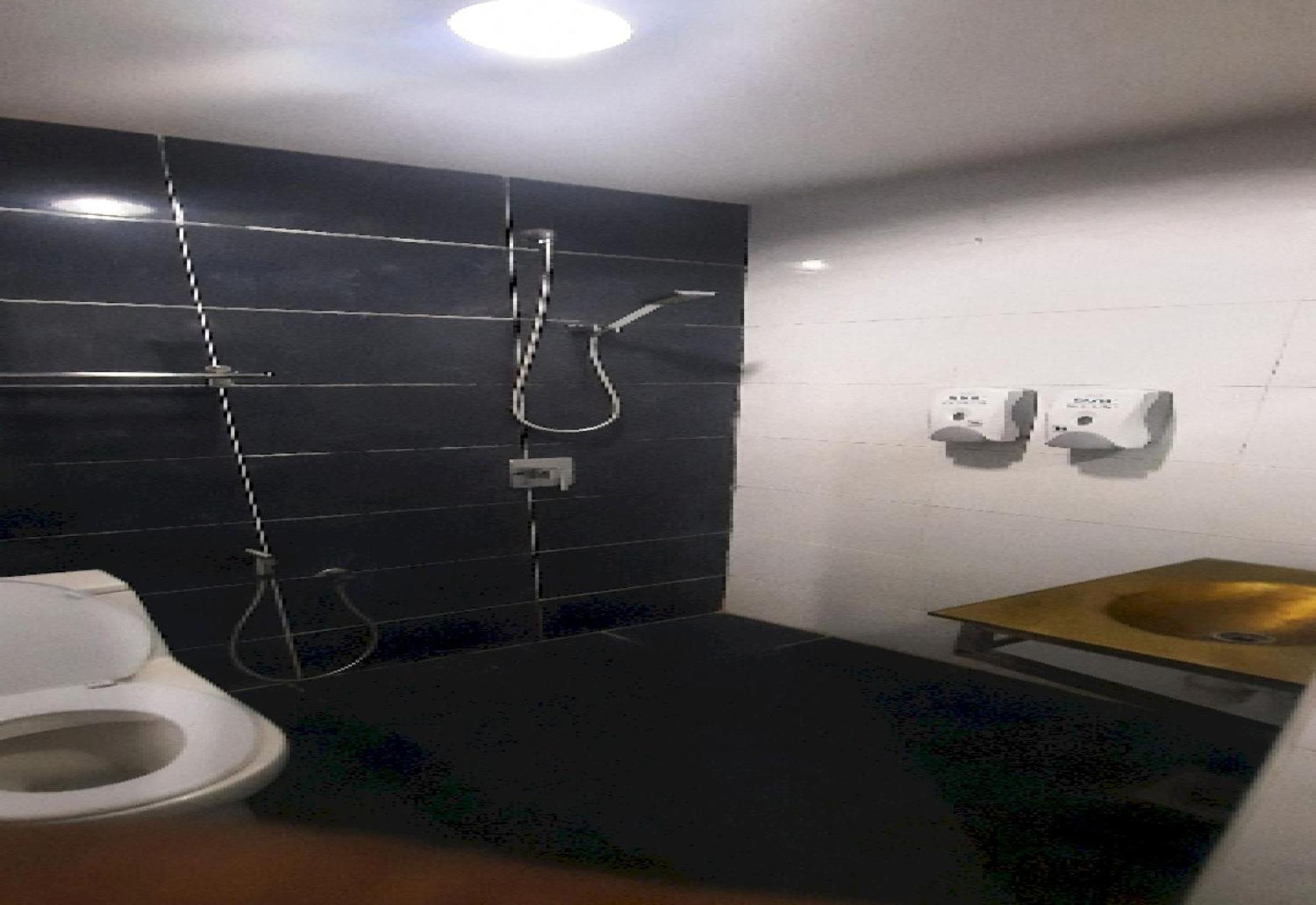 Super Oyo 90724 Rg Hotel Air Hitam المظهر الخارجي الصورة